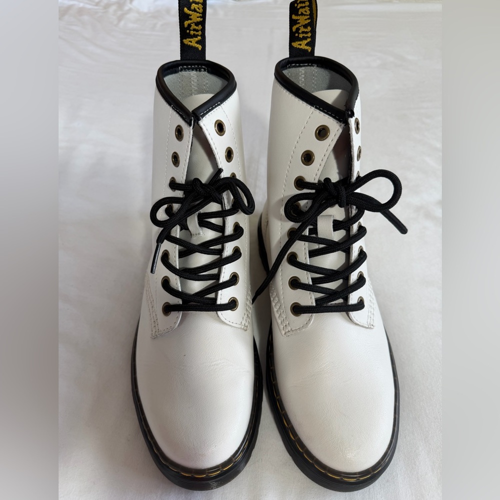 Dr. Martens White Boots Black Laces size 7 - Picture 4 of 15